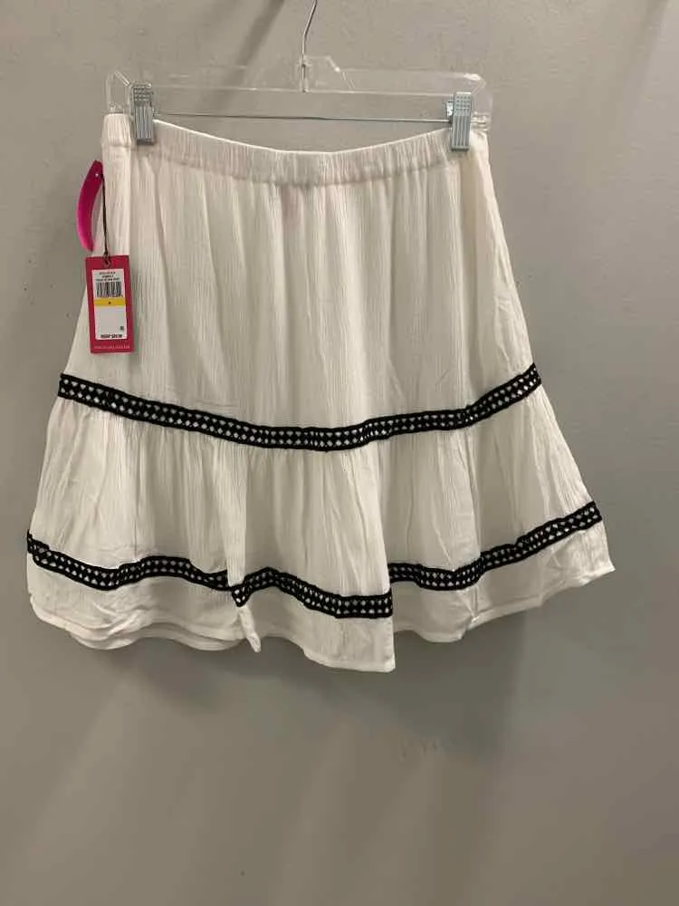 NWT VINCE CAMUTO Dresses and Skirts Size M WHT/BLK Skirt